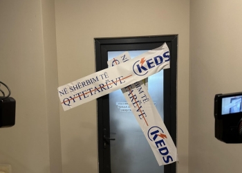 Pas sulmeve dhe arrestimeve, grupi ‘Asnji cent ma shumë’ proteston sërish nesër para zyrave të ZRrE-së