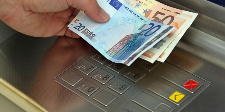 E raporton të dashurin në polici: Më detyroi të marrë kredi