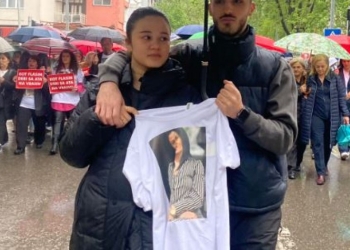 “Do të doja që babai të jetë në burg tërë jetën”, letra e vajzës së Gjyljeta Ukellës te varri i nënës