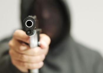 Grabitje në Fushë-Kosovë, e kërcënuan me armë, ia morën paratë