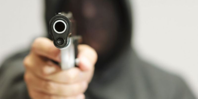 Grabitje në Fushë-Kosovë, e kërcënuan me armë, ia morën paratë