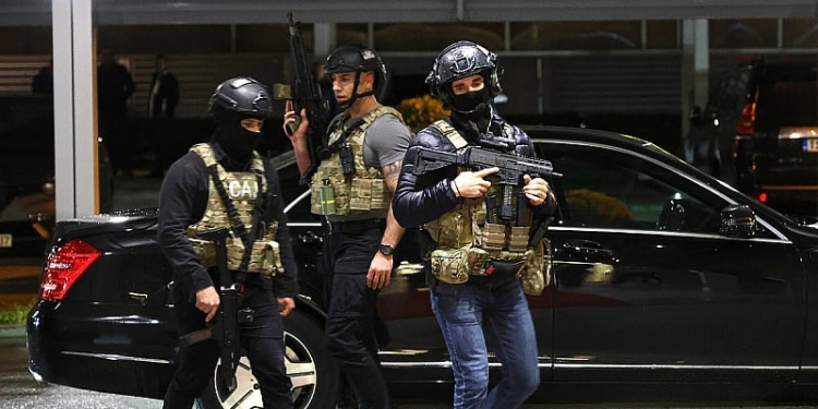 Të armatosur deri në dhëmbë, policia e Republikës Serbe po ruan makinën e Dodik në Sarajevë