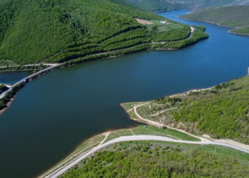 Shembet dheu rrugës për te Liqeni i Badocit, njëra korsi e bllokuar