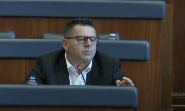 Berisha i AAK-së thotë se duhet të votohet raporti: Ta kalojmë dhe të hyjmë në temë