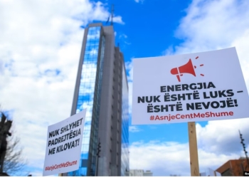 ZRRE vendos nesër për tarifat e reja të rrymës, protestë qytetare kundër shtrenjtimit