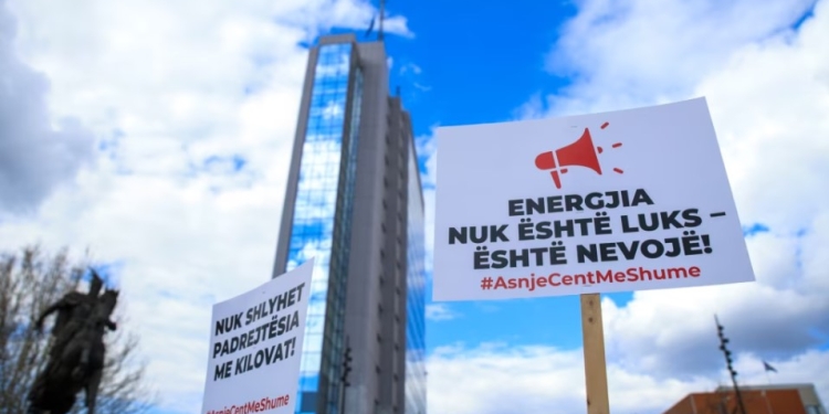 ZRRE vendos nesër për tarifat e reja të rrymës, protestë qytetare kundër shtrenjtimit