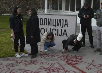 AP raporton për rritjen e tensioneve para tubimit proqeveritar në Serbi për të kundërpeshuar protestat e studentëve