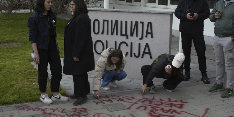 AP raporton për rritjen e tensioneve para tubimit proqeveritar në Serbi për të kundërpeshuar protestat e studentëve