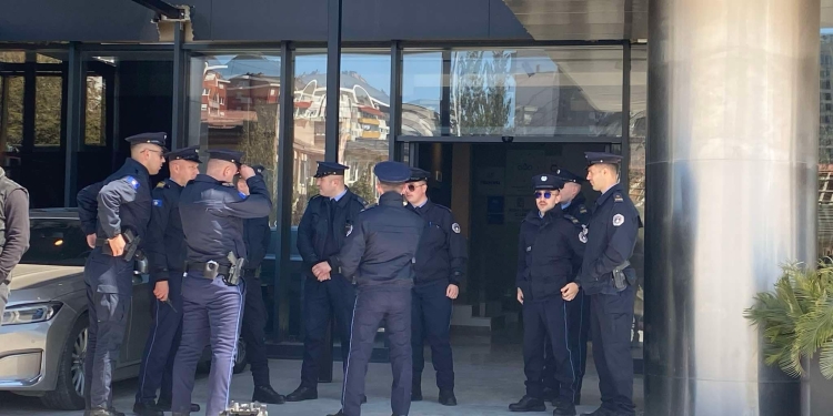 Policia bllokon hyerjen e ZRRE-së