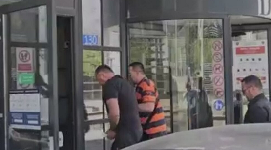 Qeveria serbe ndan 300 mijë dinarë për të arrestuarit për krime lufte në Kosovë