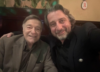 Ish-kongresisti DioGuardi dhuron bibliotekën e tij personale për Bibliotekën Presidenciale “Ibrahim Rugova”