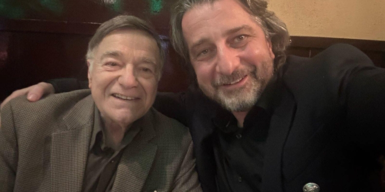 Ish-kongresisti DioGuardi dhuron bibliotekën e tij personale për Bibliotekën Presidenciale “Ibrahim Rugova”