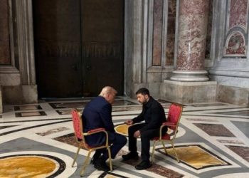 Trump me Zelenskyn në Vatikan negociojnë pa “tavolinë” del fotografia nga “takimi produktiv”