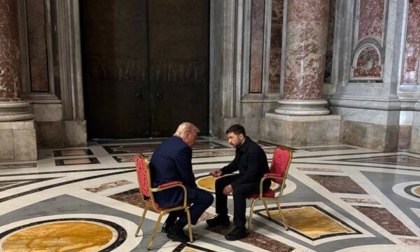 Trump me Zelenskyn në Vatikan negociojnë pa “tavolinë” del fotografia nga “takimi produktiv”
