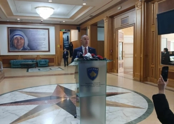 “Edhe kryeministër edhe deputet” – Zemaj thotë se Kurti s’e ka dorëzuar mandatin si duhet