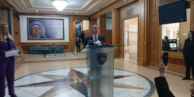 “Edhe kryeministër edhe deputet” – Zemaj thotë se Kurti s’e ka dorëzuar mandatin si duhet