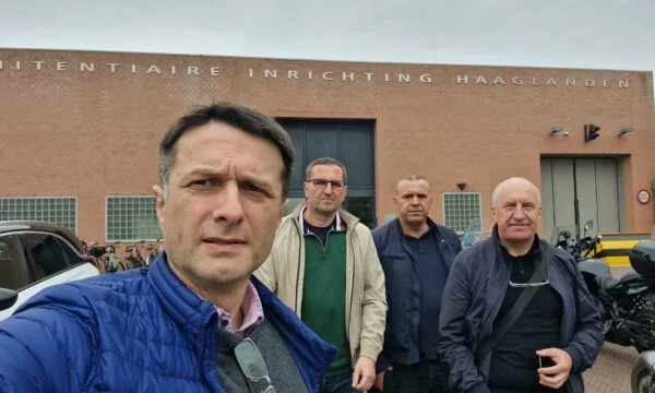 Valon Murati: Në Hagë vizituam Sali Mustafën  dhe Fadil Fazliun, ishin me moral të lartë