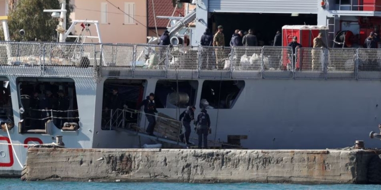 Italia dërgon emigrantë në Shqipëri