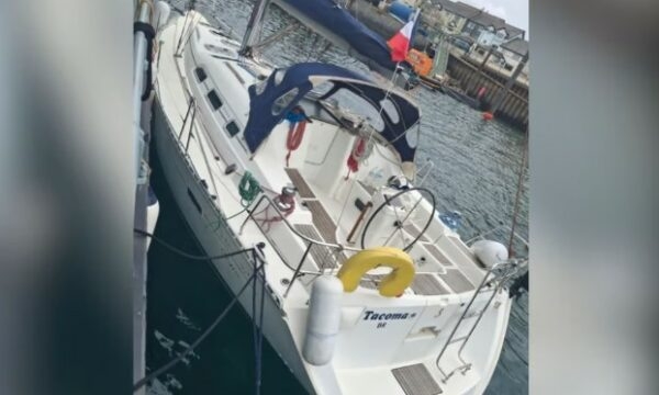 Media britanike: Ky jaht u përdor për të kontrabanduar 20 emigrantë shqiptarë drejt Britanisë së Madhe