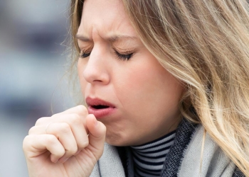 Pneumonia: Çfarë e shkakton, si transmetohet dhe kush është më i rrezikuari