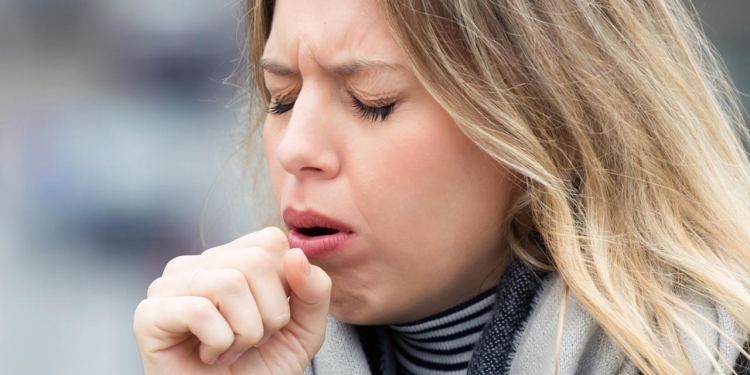 Pneumonia: Çfarë e shkakton, si transmetohet dhe kush është më i rrezikuari