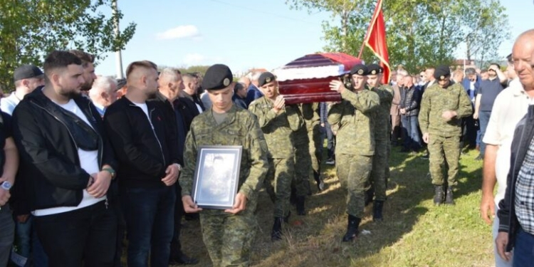 Me nderime të larta u varros ish-veterani i luftës “Komandant Ftyra”