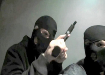 Dy persona me maska, me revole e thikë: Grabitje në Prishtinë