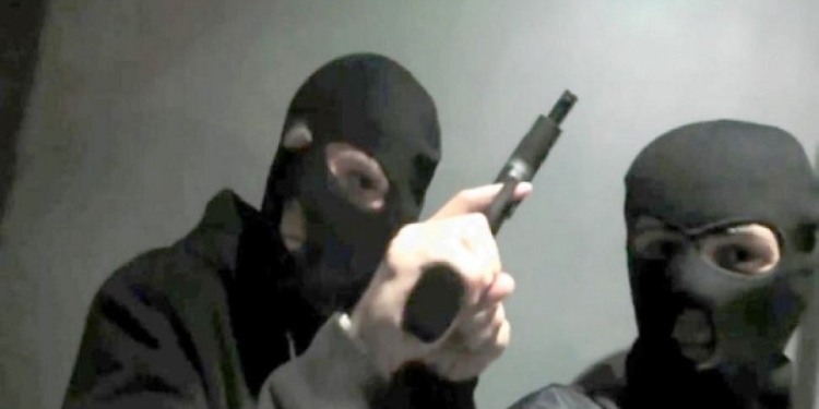 Dy persona me maska, me revole e thikë: Grabitje në Prishtinë