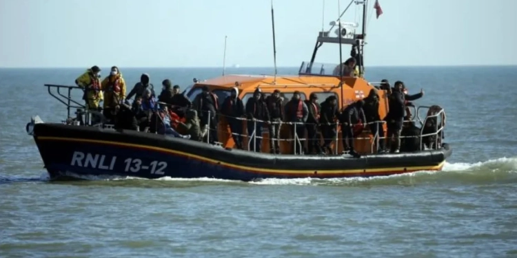 Fundoset varka me emigrantë në brigjet e Tunizisë – tetë të vdekur, shumë të tjerë të zhdukur