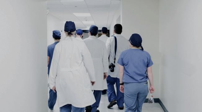 OBSH: Çdo 2 minuta një nënë humbet jetën nga shkaqe të parandalueshme