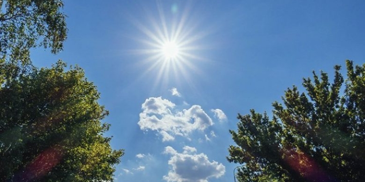 Mot sot i ngrohtë me diell