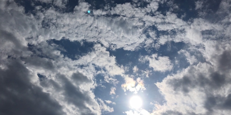 Moti sot me vranësira dhe intervale me diell