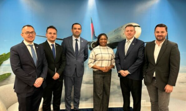 Diskutohet mundësia e fluturimit direkt Prishtinë-Nju Jork