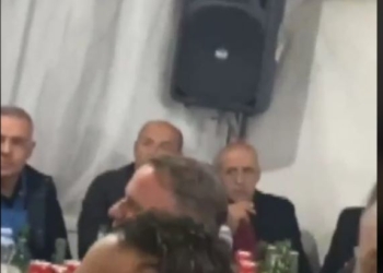 Dalin pamjet: Zv.ministri i Mbrojtjes i pranishëm në një festë burrash ku gjuhet me armë zjarri
