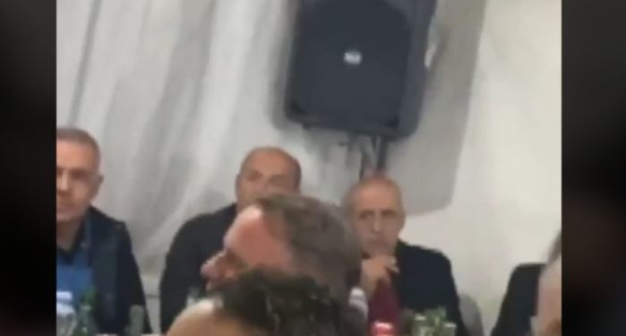 Dalin pamjet: Zv.ministri i Mbrojtjes i pranishëm në një festë burrash ku gjuhet me armë zjarri