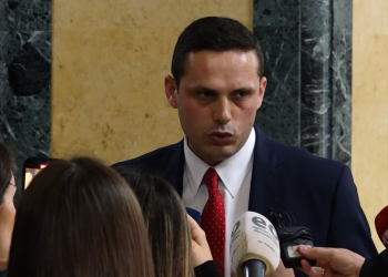 Gruda: Kryeministri dhe ministrat duhet të japin dorëheqje para betimit, letra e Kurtit nuk ishte dorëheqje