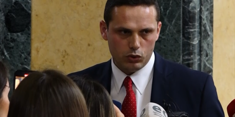 Gruda: Kryeministri dhe ministrat duhet të japin dorëheqje para betimit, letra e Kurtit nuk ishte dorëheqje