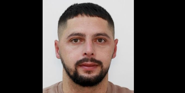 Policia kërkon ndihmë për kapjen e këtij personi