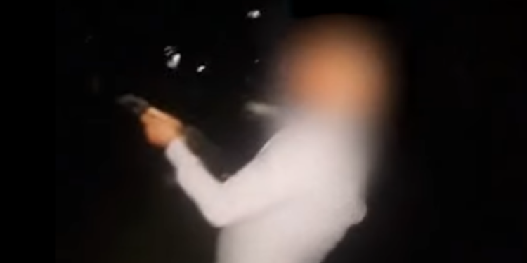 U panë në një video incizim duke shtënë me armë zjarri në Mitrovicë, dy të dyshuarit ndalohen për 48 orë