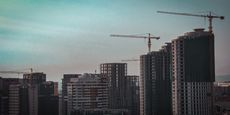 Çmimi nuk zbret, ndërtimi nuk ndalet: Kosova me mbi 180 mijë banesa të zbrazëta