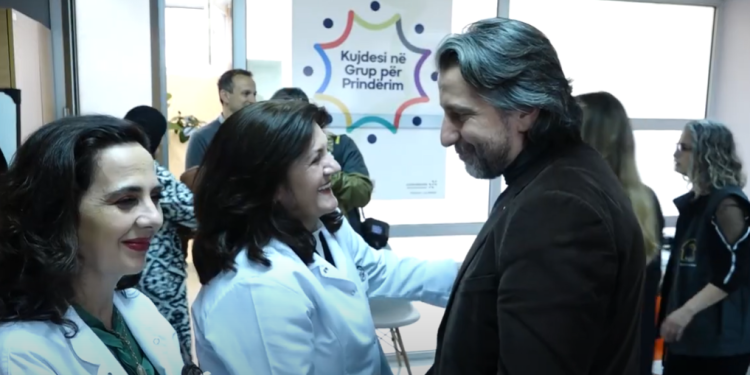 Prezantohet programi “Kujdesi në grup për prindërim”, në përkrahje të prindërve dhe foshnjave