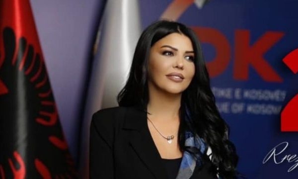 Rrezarta Krasniqi sulmon Vetëvendosjen: “Dëmi më i madh i vendit nuk janë kompanitë vendore, por mendësia juaj”