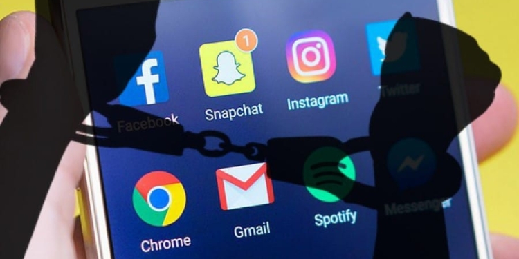 Publikoi foto me armë në rrjete sociale, i mituri në Podujevë përfundon në Polici