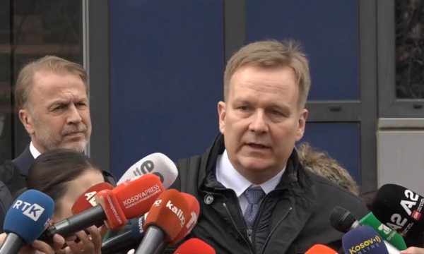 Emisari i BE-së për dialogun po qëndron shkurtimisht në Prishtinë, do të takohet me Bislimin