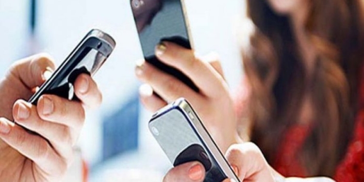 Finlanda ndalon përdorimin e telefonave celularë në shkolla
