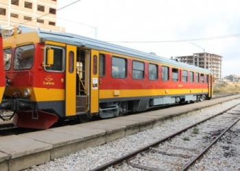 Aksident mes treni dhe veture në Stupë të Klinës, katër persona të lënduar