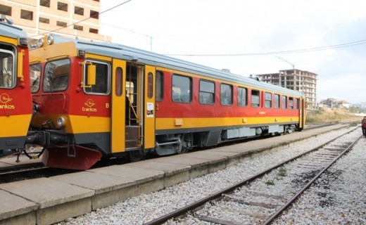 Aksident mes treni dhe veture në Stupë të Klinës, katër persona të lënduar