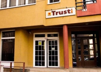 Tarifat e Trumpit godasin Trustin në Kosovë