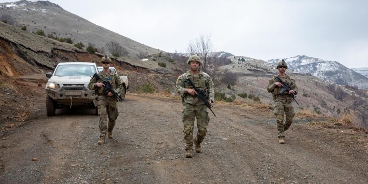 Ushtarët amerikanë patrullojnë nëpër kufi të Kosovës