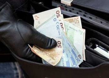 Lipjan, të dyshuarit i dolën me veturë përpara dhe ia grabitën kuletën me 51 euro